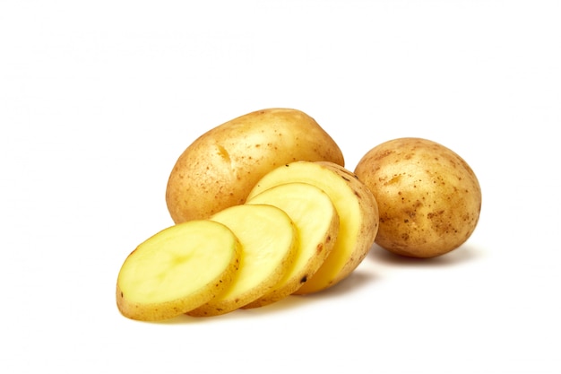 Patates. Pommes de terre naturelles fraîches isolées. Pommes de terre tranchées