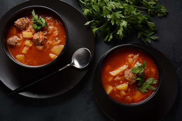 Patatesli Sulu Kofte - Soupe turque aux boulettes de viande dans un bol noir