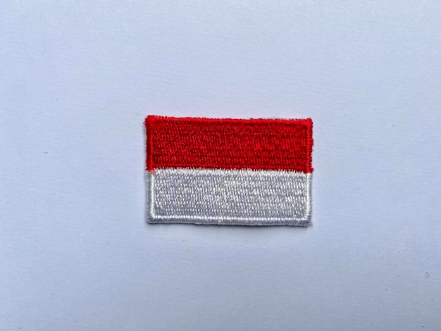 Un patch du drapeau indonésien est sur un fond blanc.