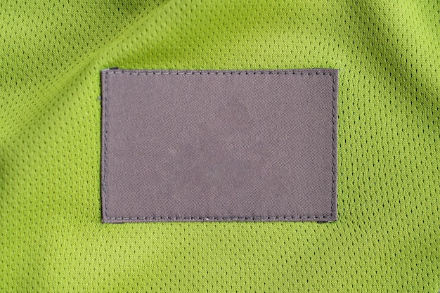 Patch d'étiquette de vêtements de soin du linge sur la texture de sport en jersey de tissu polyester