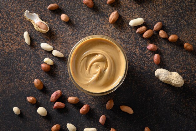 Pâte d'arachide sur fond marron pour un concept de nutrition saine