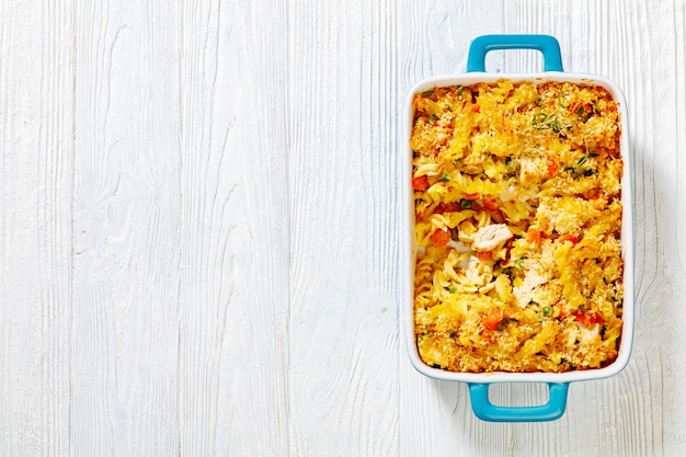 Photo pâte au poulet fusilli cuire dans une plaque de cuisson