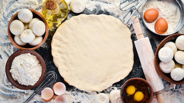 Pâte aux œufs de farine maison Hinkali sur fond noir Vue de dessus Espace de copie gratuit