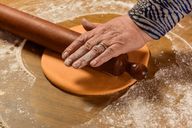 Pâte aux oeufs pour nouilles avec des ingrédients sur la table cuisine italienne traditionnelle