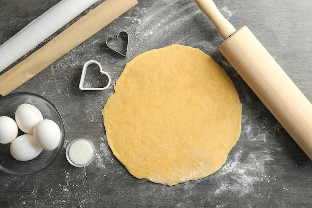 Pâte à biscuits au beurre sur table