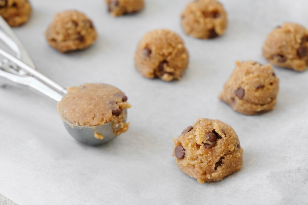 Pâte à biscuits aux pépites de chocolat avec une cuillère à crème glacée