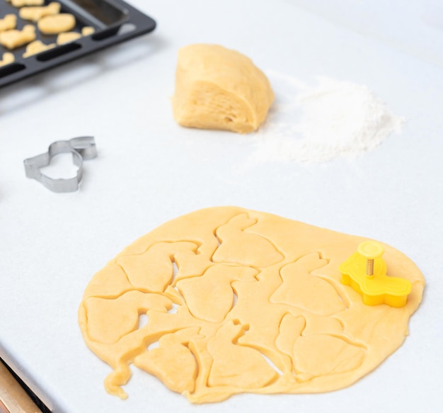 Pâte avec des biscuits découpés dedans pour le jour de Pâques Joyeuses Pâques concept Processus de fabrication de biscuits Cuisine à la maison concept Cuisine traditionnelle faite maison