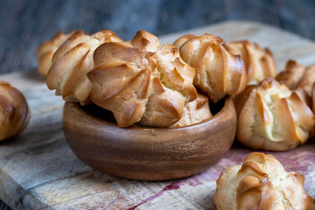 La pâte de blé faite de pâte à crème anglaise est cuite avec de petits biscuits biscuits à la crème molle à base d'œufs de farine de blé et d'autres ingrédients