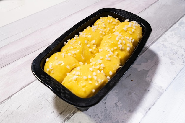 Photo pâte à brioche au beurre et sucre dans un moule en silicone avant de passer au four