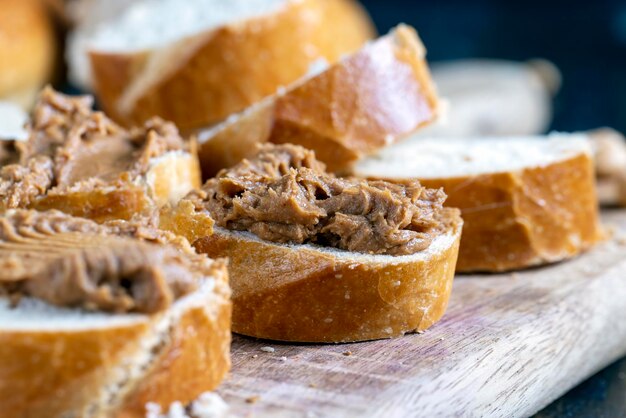 Pâte de cacahuètes avec morceaux de cacahuètes et baguette blanche