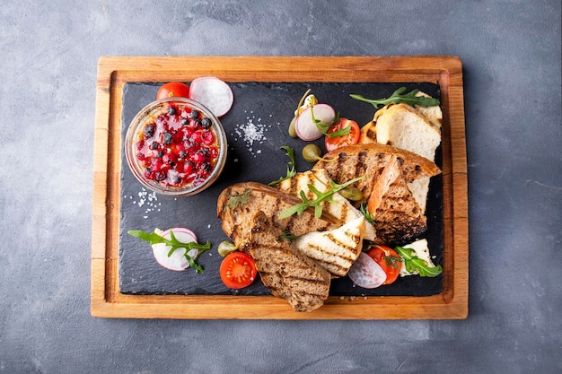 Pâté de canard dans un verre servi avec du pain croustillant sur fond gris Vue de dessus