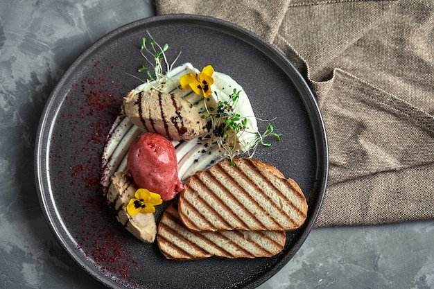 Pâte de canard avec de la glace et des croûtons de pain blanc grillés