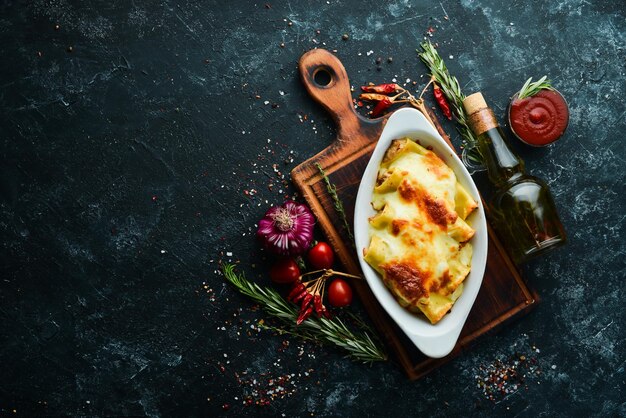 Pâte de cannelloni cuite au four avec sauce à la crème de viande fromage Cuisine italienne Vue de dessus Espace de copie gratuit