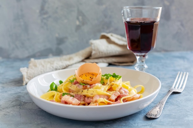 Pâte de carbonara et jaune d'œuf en coquille