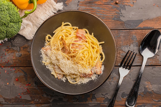 Pâte de carbonara, vue de dessus, sur un fond en bois