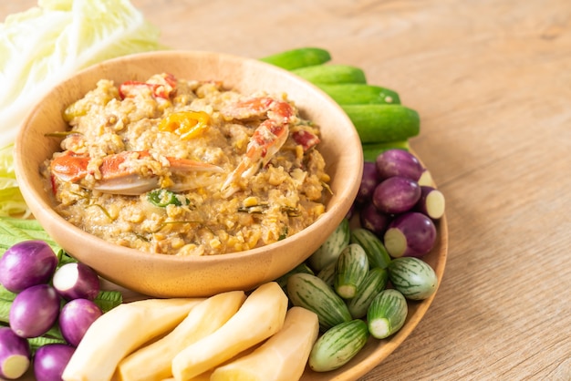 Pâte de chili mijoter avec crabe ou crabe et trempette de soja avec lait de coco et légumes