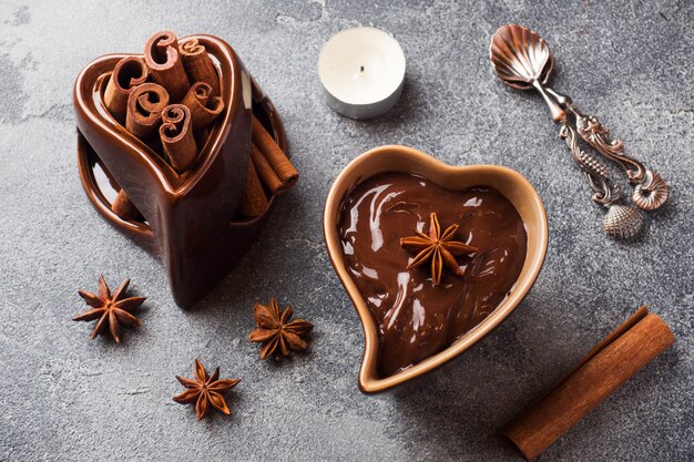 Pâte de chocolat à la cannelle et à l&#39;anis