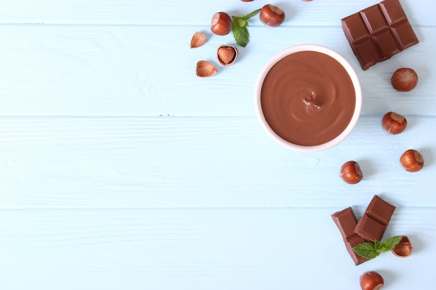 Pâte De Chocolat Dans Un Bocal En Verre Sur Fond Coloré