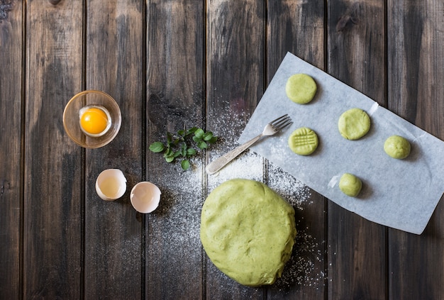 Pâte de couleur. Biscuits à la menthe. Biscuits orange. Processus de cuisson. Concept de nouvel an. Noël