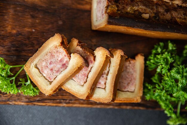 pate croute viande dans la pate porc boeuf poulet cuisine francaise frais sain repas nourriture collation regime