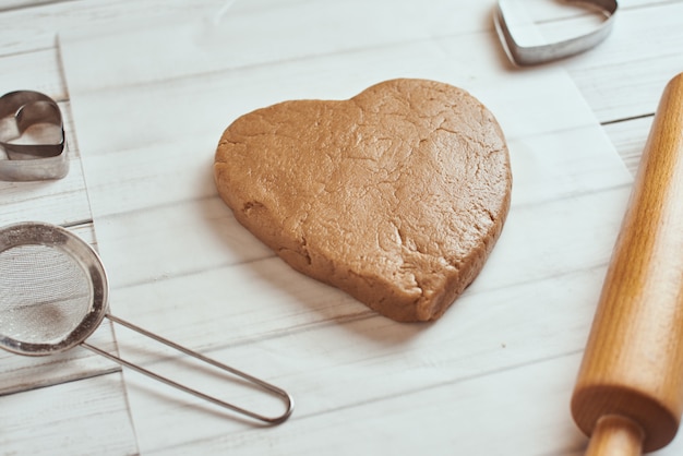 Pâte crue en forme de coeur sur table