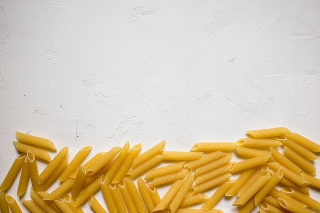 Pâte crue de macaronis italiens Penne Rigate fond ou texture