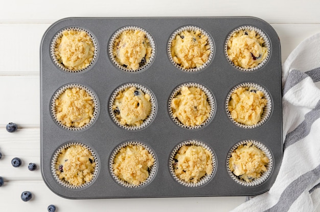 Pâte crue pour muffins au citron aux myrtilles et shtreisel en forme de cuisson La recette pas à pas