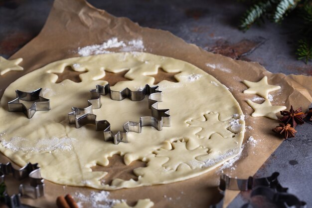 Pâte de cuisson et de cuisson de Noël avec des biscuits de flocon de neige