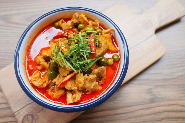 pâte de curry avec du porc et du lait de coco