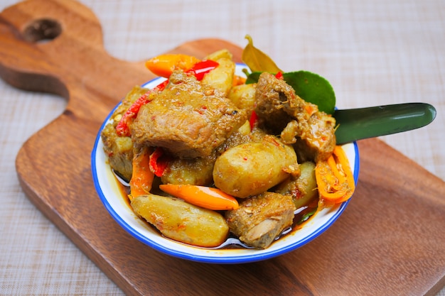 Pâte de curry jaune avec pomme de terre Hausa, cuisine du sud de la Thaïlande