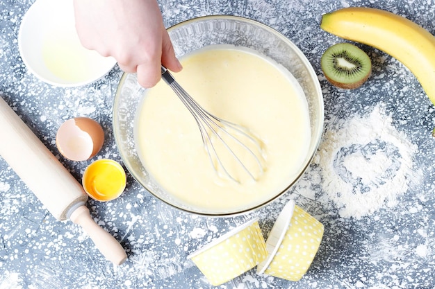 Une pâte dans un bol et un fouet vue de dessus concept de cuisine maison