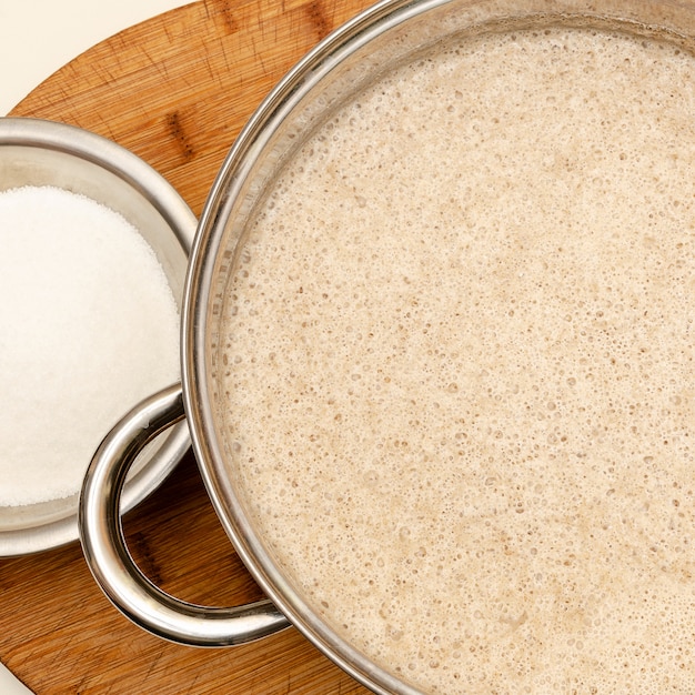 Pâte dans une casserole en métal sur la table