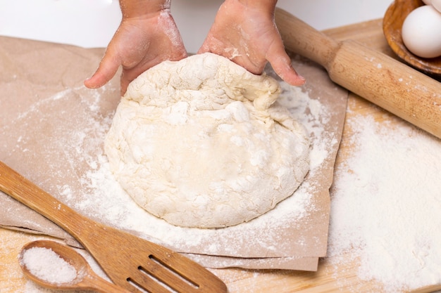 Pâte Dans La Farine, Pétrir Les Mains Des Enfants, Un Enfant, L'enfant Aide Les Parents Dans La Cuisine, Le Concept D'une Enfance Heureuse, L'aide Ménagère, Les Devoirs, La Préparation Des Aliments