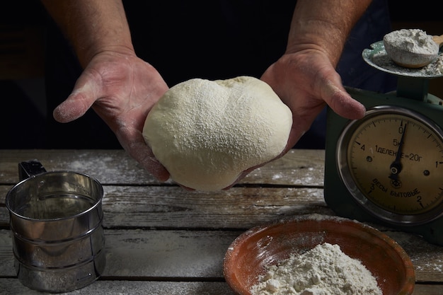 Pâte entre les mains du chef