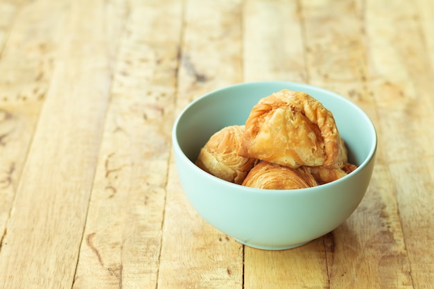 Pâte feuilletée au curry dans un bol vintage cyan