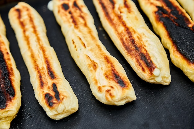 Pâte feuilletée au fromage grillé sur le gril à gaz en plein air.