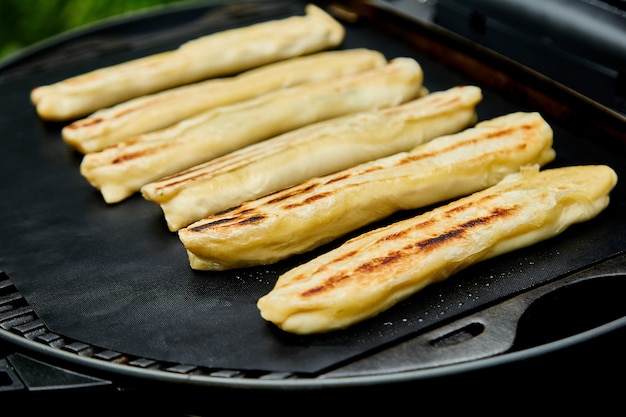 Pâte feuilletée au fromage grillé sur le grill