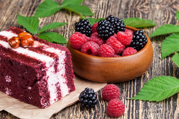 Pâte feuilletée aux framboises et mûres, pâte feuilletée fourrée à la crème blanche et pâte rouge