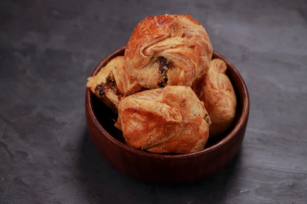 Pâte feuilletée aux œufs remplie de masala aux œufs épicé et savoureux et placée sur une vaisselle en bois