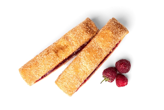 Pâte feuilletée avec confiture de cerises ou de framboises isolated on white