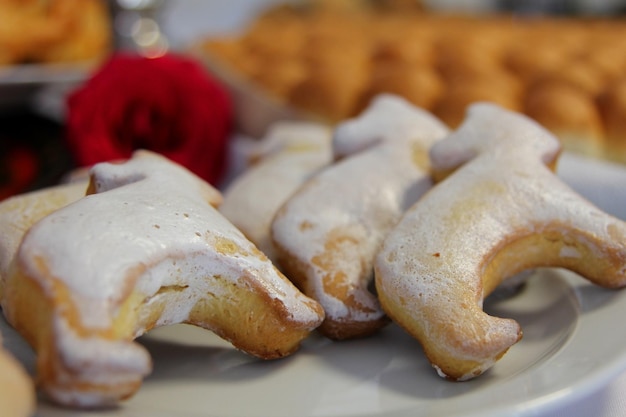 Pâte feuilletée cuite au four russe Piroshki avec garnitures au chou Chou russe traditionnel farci pâtisserie au four tartes maigres au chou Beaux gâteaux faits maison avec du chou dans des plats en métal sur blanc