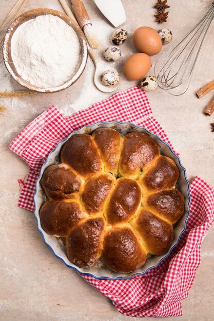 Pâte feuilletée cuite au four russe Piroshki avec garnitures de chou