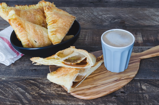 Pâte feuilletée farcie au caramel.