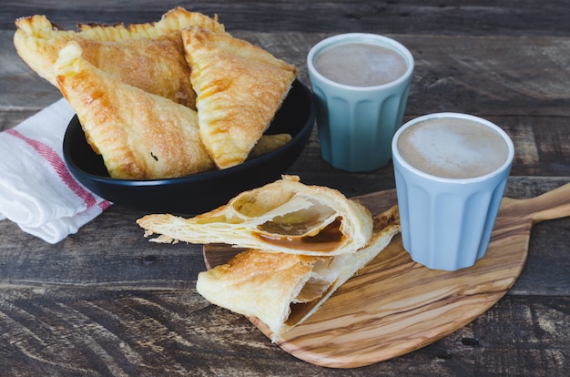 Pâte feuilletée farcie au caramel.