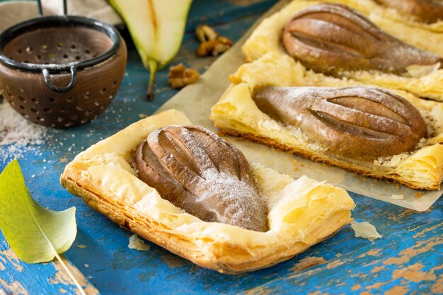 Pâte Feuilletée Maison à La Poire Et Farcie à La Crème De Noix Une Table En Bois Bleu