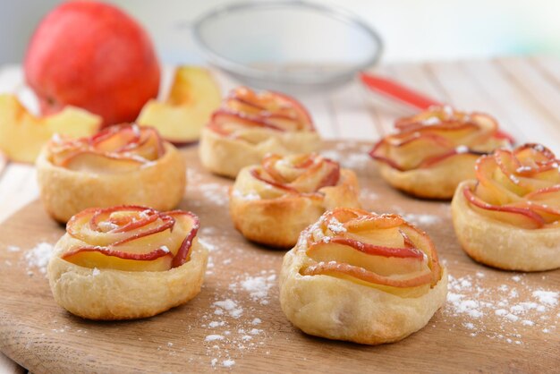 Pâte feuilletée savoureuse avec des roses en forme de pomme sur le gros plan de table