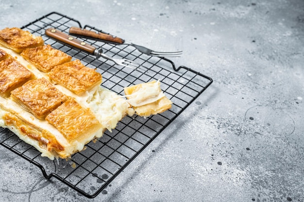 Pâte filo farcie au fromage turc borek ou Su boregi Fond gris Vue de dessus Espace de copie