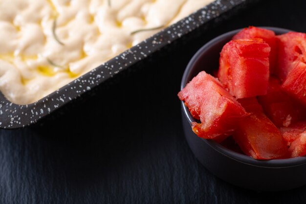 Pâte de focaccia bio maison faite maison dans une poêle en fer avec espace pour copie