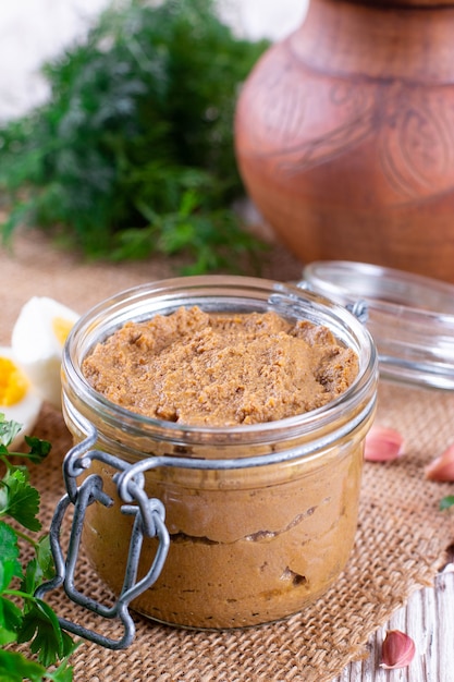 Pâté de foie fait maison dans un bocal en verre sur fond de bois