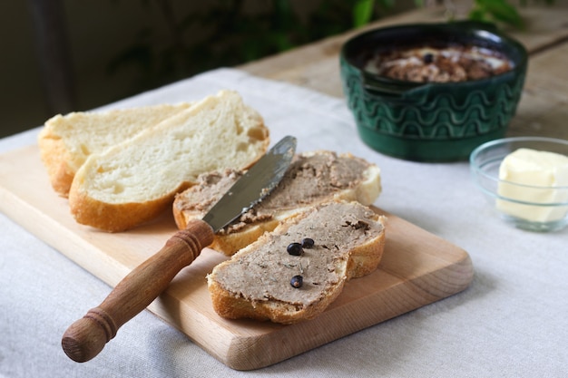 Photo pâté de foie fait maison avec du pain et du beurre. style rustique.